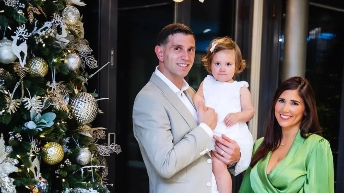 El portero del momento debido a sus pol&eacute;micas, Emiliano Mart&iacute;nez, comparti&oacute; una fotograf&iacute;a de su Navidad junto a esposa e hijos.