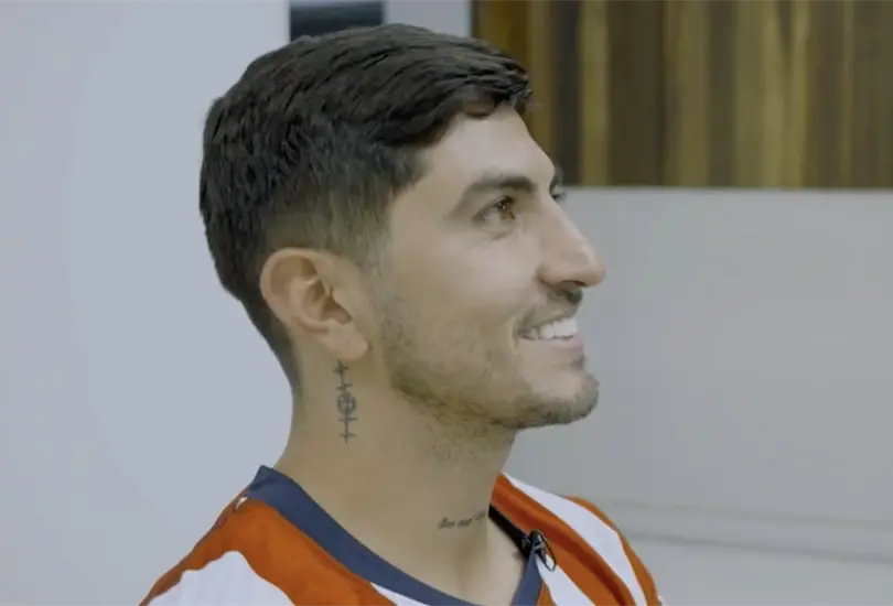 V&iacute;ctor Guzm&aacute;n fue presentado como nuevo futbolista de Chivas.