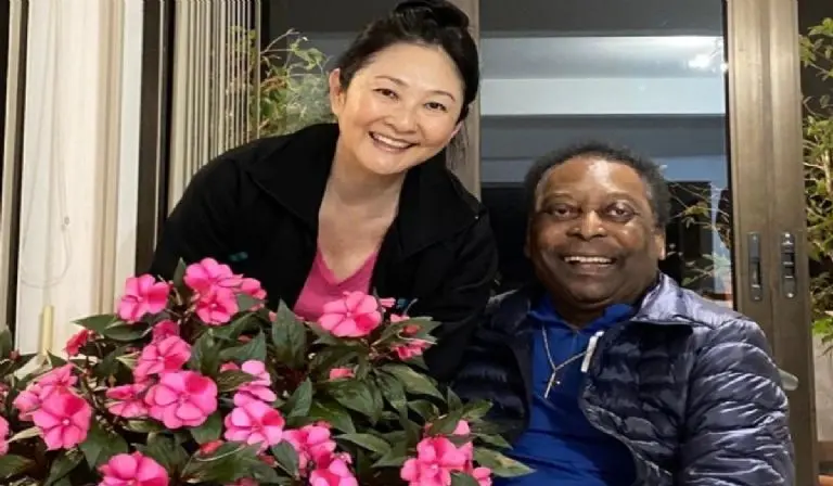Pelé y Cibele Aoki son esposos desde hace 12 años, tiempo en el que acrecentaron su fortuna. Instagram @pele