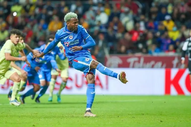 Michael Estrada en acción durante la Copa Sky - @cruzazul
