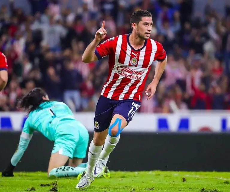 Santiago Ormeño celebra un gol con Chivas en la Copa Sky - @chivas
