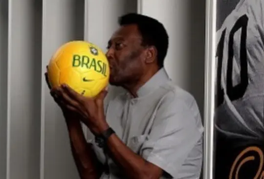 Pelé es considerado el mejor jugador profesional que se ha visto en la historia del futbol.