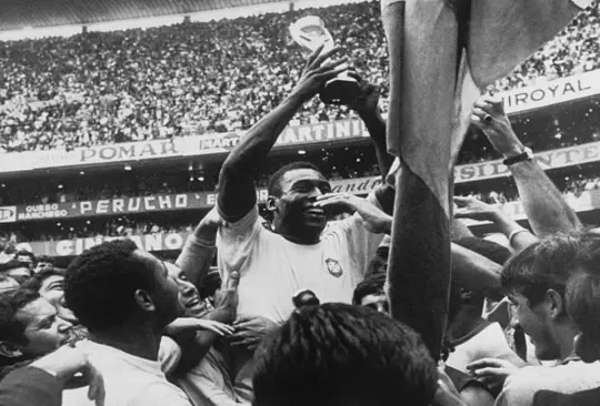 Pelé en el Estadio Azteca después de convertirse en campeón del mundo.