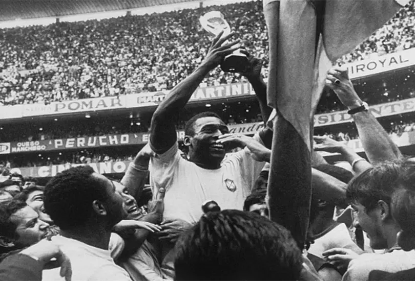 Pel&eacute; en el Estadio Azteca despu&eacute;s de convertirse en campe&oacute;n del mundo.