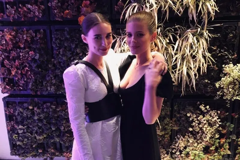 Bonus - Hermanas Mara: Rooney y Kate Mara han actuado en diferentes películas que son reconocidas a nivel mundial; aunque ellas no son dueñas minoritarias de ningún equipo, son realeza de la NFL porque las familias de su mamá y papá poseen dos de los equipos más ganadores de la liga, los Pittsburgh Steelers y los New York Giants.