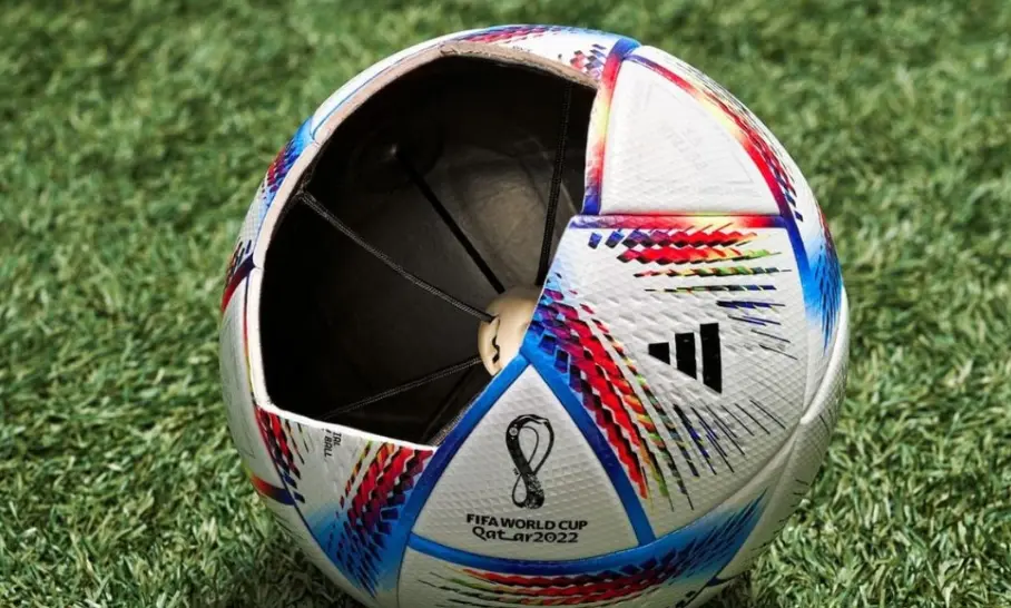 El bal&oacute;n para Qatar 2022 es el primero en incluir un chip tan avanzado en tecnolog&iacute;a cin&eacute;tica. 