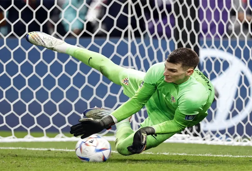 Dominik Livakovic se visti&oacute; de h&eacute;roe al atajar tres penales. 