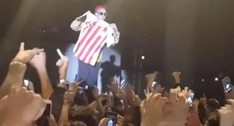 Bad Bunny sosteniendo la playera de Chivas.