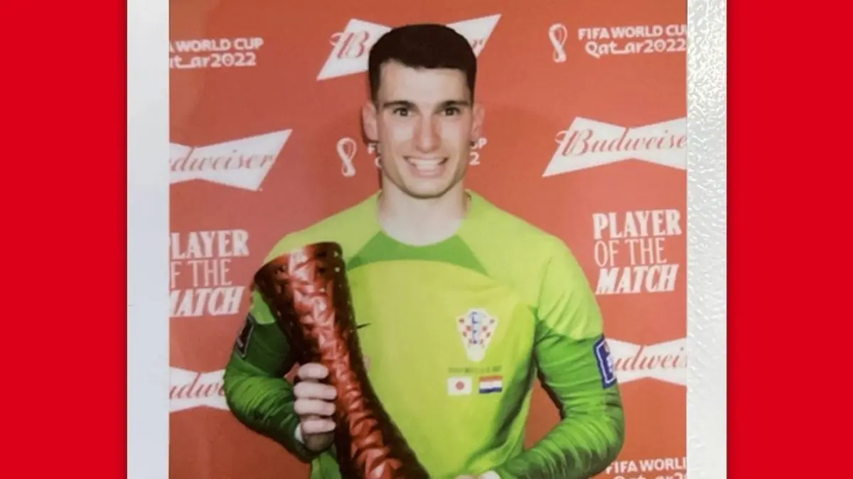 DOMINIK LIVAKOVIC - CROACIA. El portero de los croatas hizo lo propio en la primera tanda de penales disputada en Qatar 2022. Durante el tiempo regular fue factor para dejar el marcador 1-1 contra Jap&oacute;n y en los disparos desde el manch&oacute;n penal agigant&oacute; su leyenda al tapar tres penales del rival.