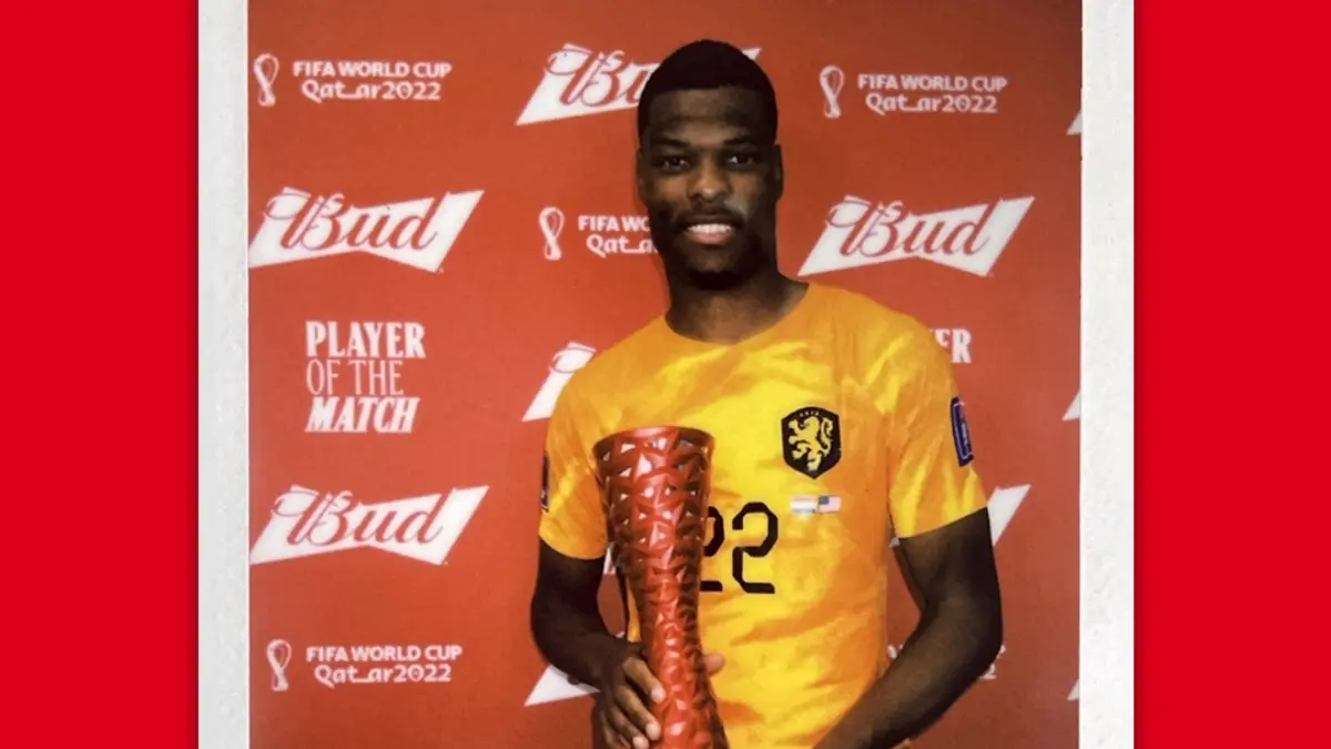 DENZEL DUMFRIES - PA&Iacute;SES BAJOS. El defensor neerland&eacute;s fue fundamental para que la 'Naranja Mec&aacute;nica' derrotara 3-1 a los Estados Unidos. El futbolista del Inter de Mil&aacute;n colabor&oacute; con un gol, dos asistencias y participaci&oacute;n directa en los tres goles.