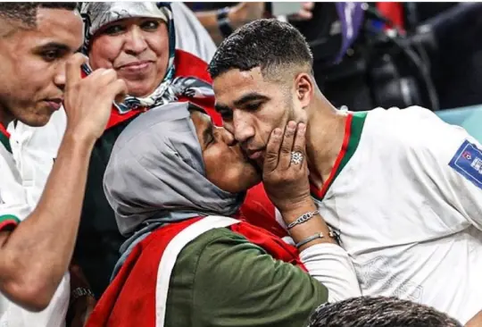 La imagen de Hakimi con su mamá durante Qatar 2022 se ha hecho viral.