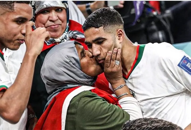 La imagen de Hakimi con su mam&aacute; durante Qatar 2022 se ha hecho viral.