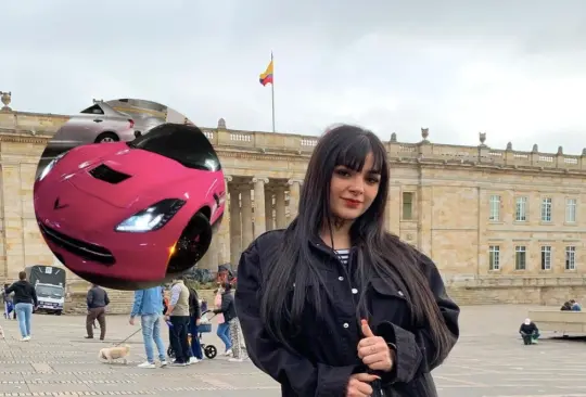 Karely Ruiz se compró un Corvette rosa. 