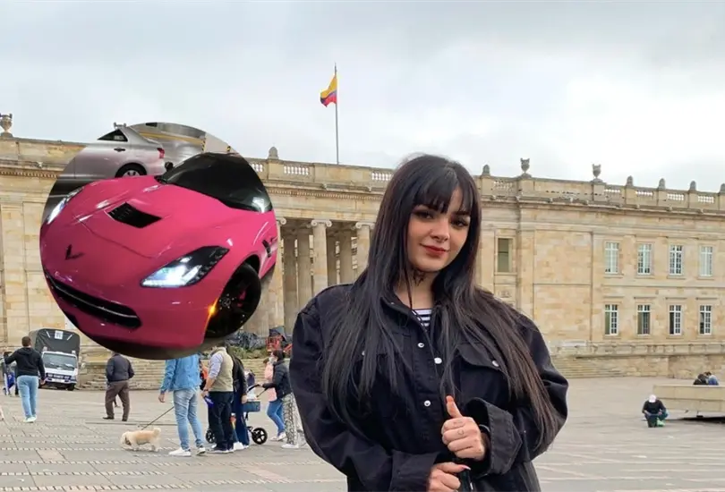 Karely Ruiz se compr&oacute; un Corvette rosa. 
