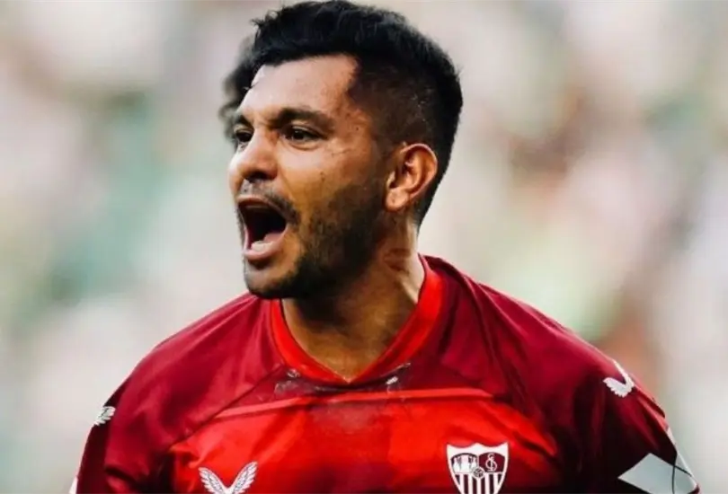 Tecatito Corona busca recuperar el nivel que tenía previo a su lesión con el Sevilla. Tecatito Corona busca recuperar el nivel que tenía previo a su lesión con el Sevilla.