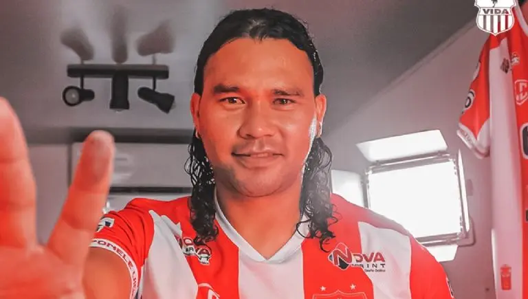 'Gullit' Peña solo estuvo cuatro meses con el Vida de Honduras. <br>@cdsvidaoficial