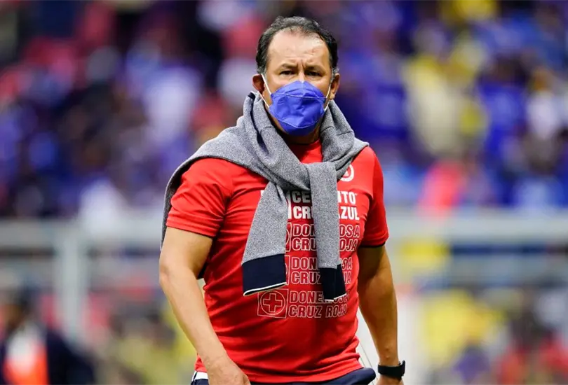 Es un t&eacute;cnico ganador; Ordiales niega salida de Juan Reynoso de Cruz Azul