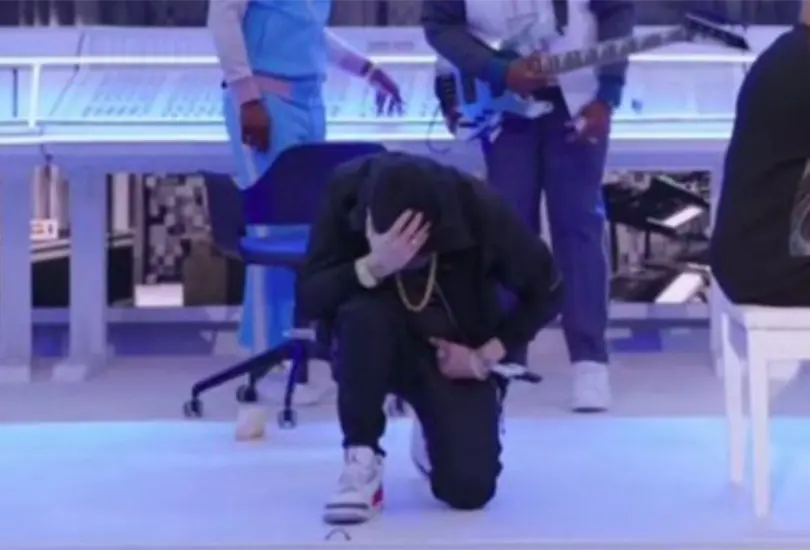 Eminem se arrodilla en el Super Bowl LVI; ¿por qué estaba prohibido en la NFL? Eminem se arrodilla en el Super Bowl LVI; ¿por qué estaba prohibido en la NFL?
