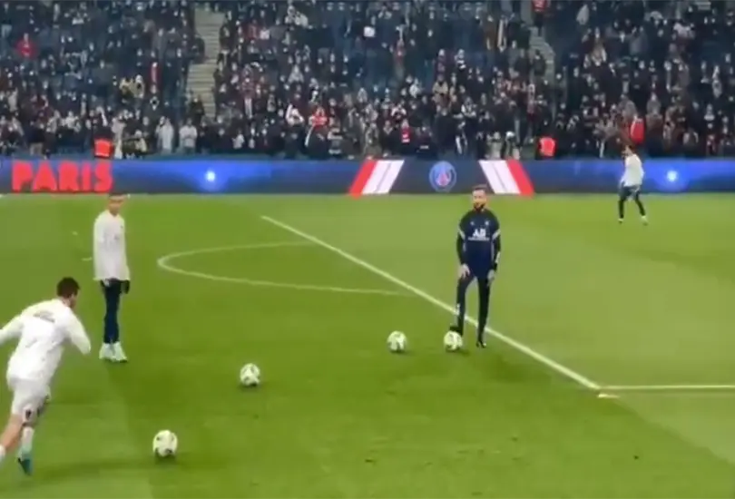 Circula video de Messi ense&ntilde;ando a cobrar faltas a Mbapp&eacute; y se arma el debate