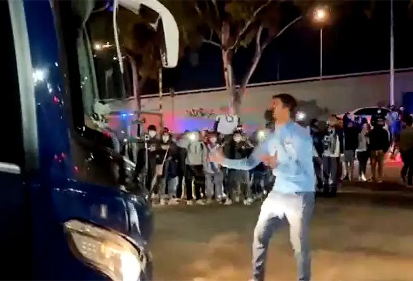Aficionado detiene autob&uacute;s de Rayados para reclamarles; les declaran la guerra