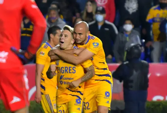 Seguridad del Volcán retira cartel a niño que pedía foto con Gignac