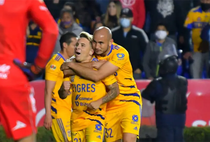 Seguridad del Volc&aacute;n retira cartel a ni&ntilde;o que ped&iacute;a foto con Gignac
