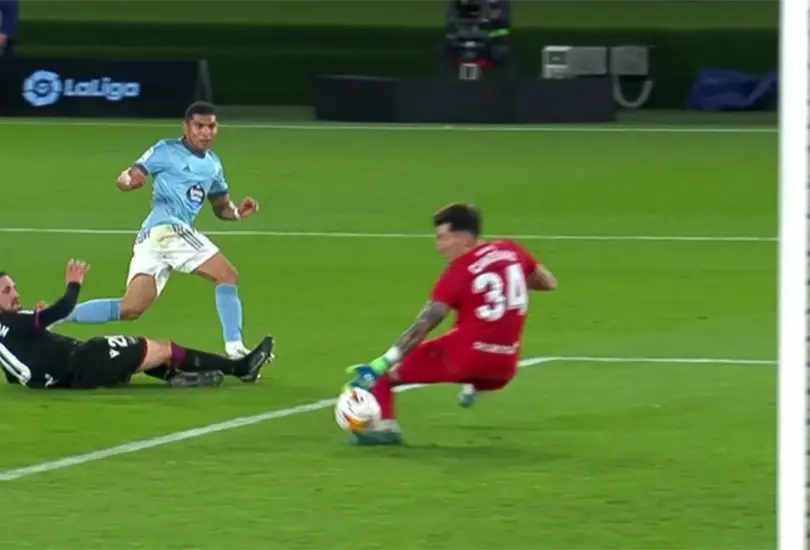 Orbel&iacute;n Pineda debuta en el empate del Celta; el mexicano estuvo cerca de anotar