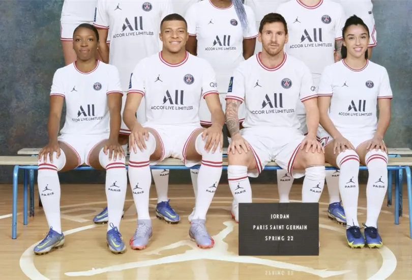 &iquest;Por qu&eacute; el PSG "desaparece" los botines de Messi en las fotos oficiales?