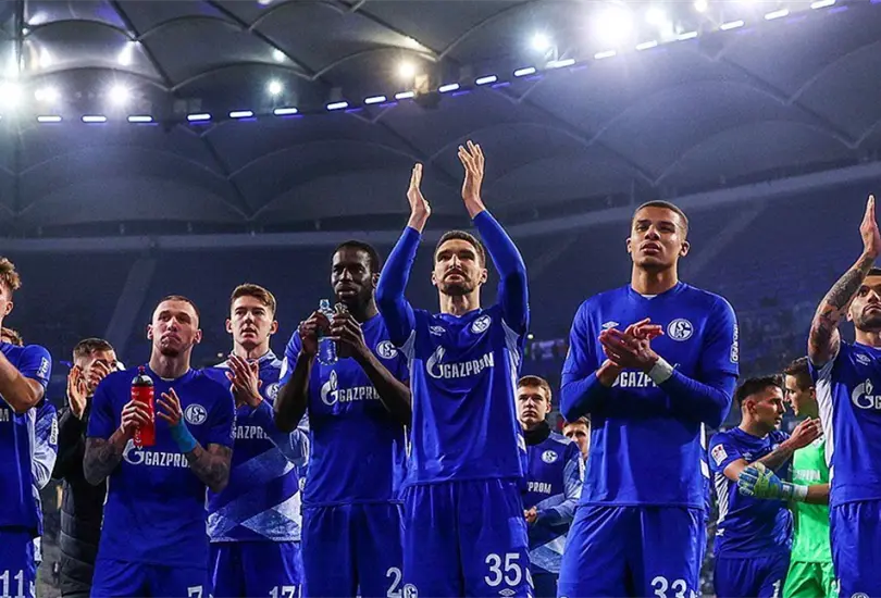 Schalke 04 quita a Gazprom de su jersey; &iquest;qu&eacute; vinculo tiene la empresa rusa con el futbol?