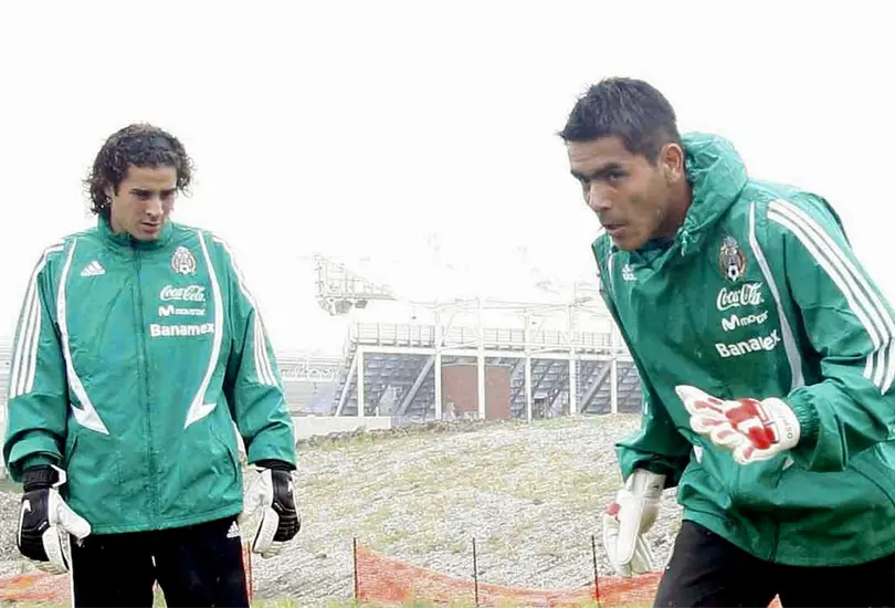 La broma por la que Ochoa dejó de hablarle a Oswaldo Sánchez La broma por la que Ochoa dejó de hablarle a Oswaldo Sánchez