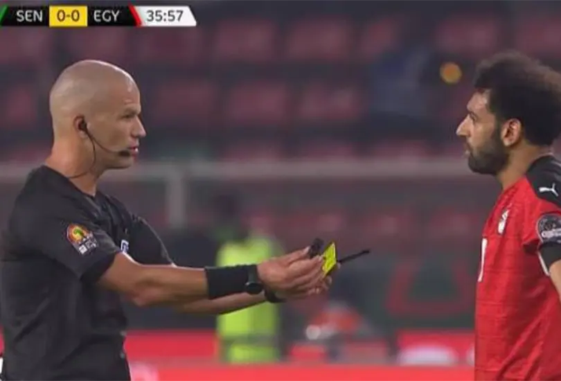 &iexcl;Ins&oacute;lito! &Aacute;rbitro le pide a Salah pitar el partido por sus constantes reclamos
