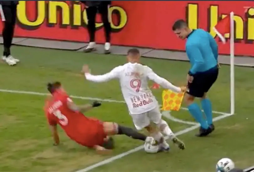Salcedo y la jugada que provoc&oacute; su expulsi&oacute;n.