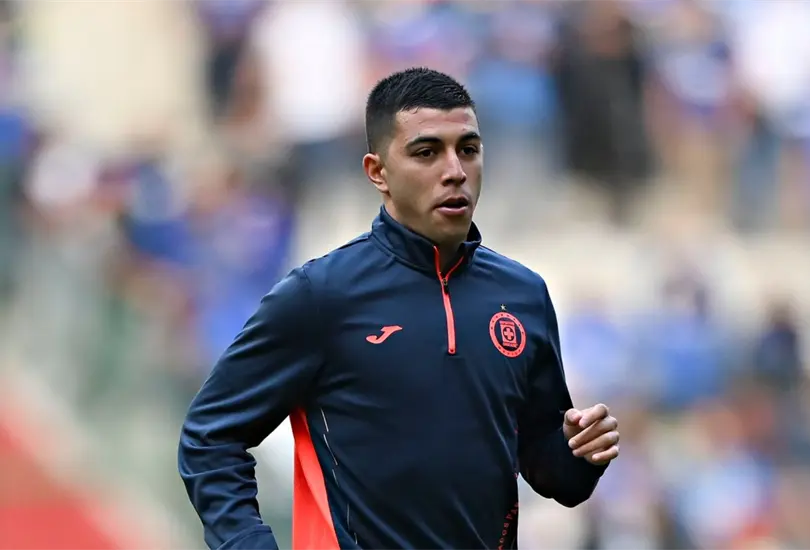 Erik Lira en entrenamiento con Cruz Azul. Erik Lira en entrenamiento con Cruz Azul.