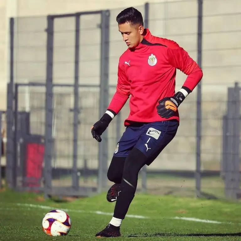 El portero mexicano a la edad de 21 años jugó un partido de Champions League. Foto: Instagram @raulgudino