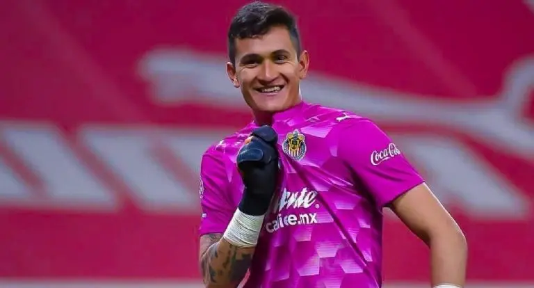 Raúl Gudiño mostrando el escudo de las Chivas