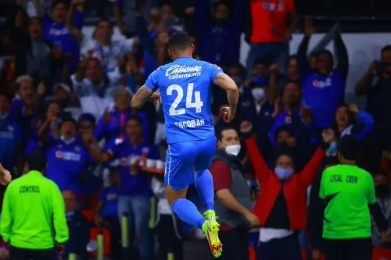 Juan Escobar le dio el triunfo a La Máquina con un golazo. Foto: Twitter @Cruzazul