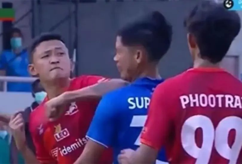 Un club tailand&eacute;s ech&oacute; a uno de sus futbolistas por una salvaje agresi&oacute;n que le propin&oacute; a un rival.