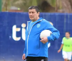 Revelan cuánto gana Fernando Tena por dirigir a la Selección de Guatemala