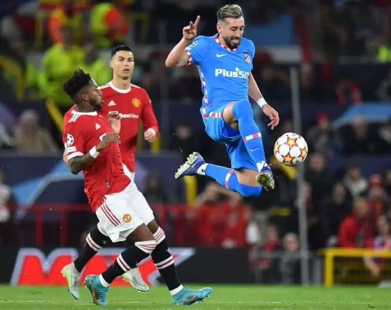 Héctor Herrera defiende el balón ante el Manchester United. (Instagram @h.herrera16)
