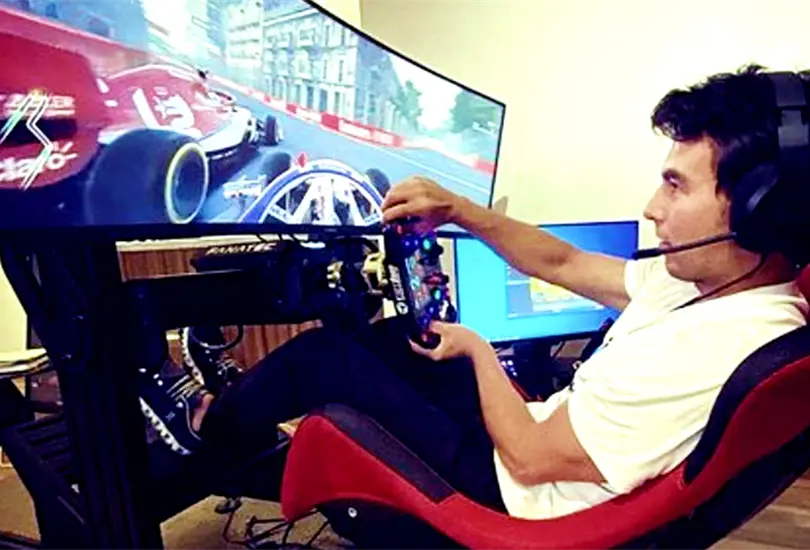 Checo P&eacute;rez entrenando en un simulador