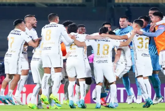 Pumas festeja que venció al New England Revolution en penales. Pumas festeja que venció al New England Revolution en penales.