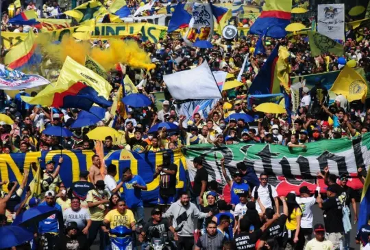 La Monumental hace una marcha hacia el Estadio Azteca previo a un partido del América