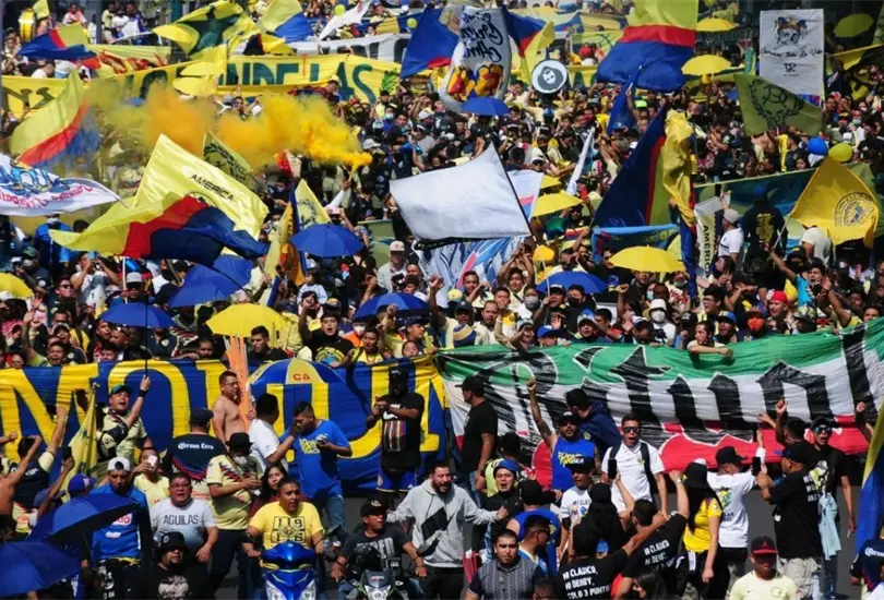 La Monumental hace una marcha hacia el Estadio Azteca previo a un partido del Am&eacute;rica