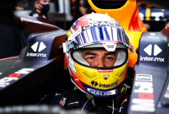 Checo Pérez a bordo de su RB18