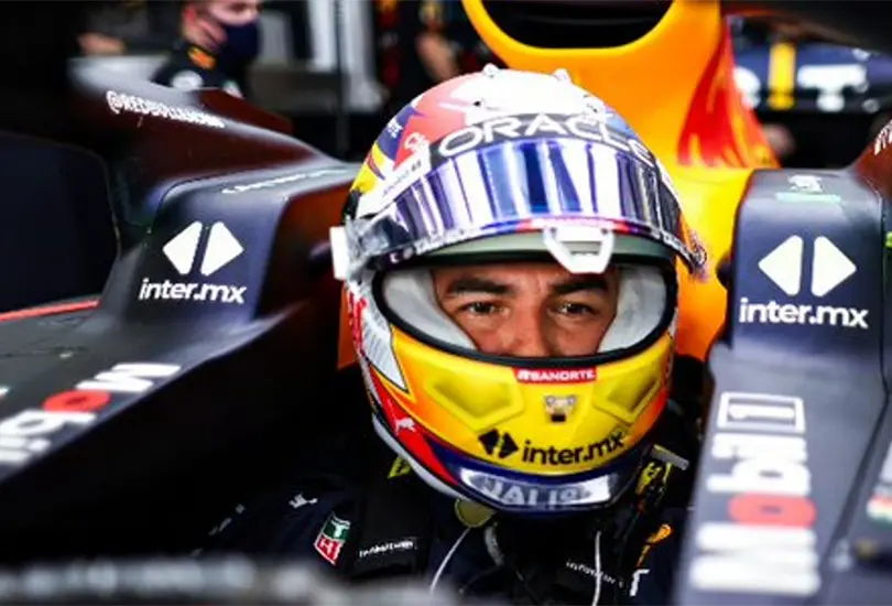 Checo P&eacute;rez a bordo de su RB18