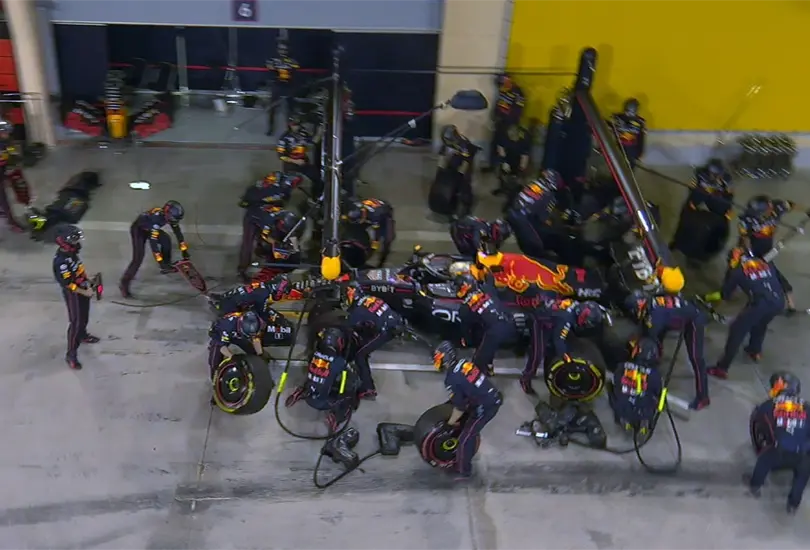 Max Verstappen y Checo P&eacute;rez abandonaron el GP de Bahr&eacute;in por problemas mec&aacute;nicos