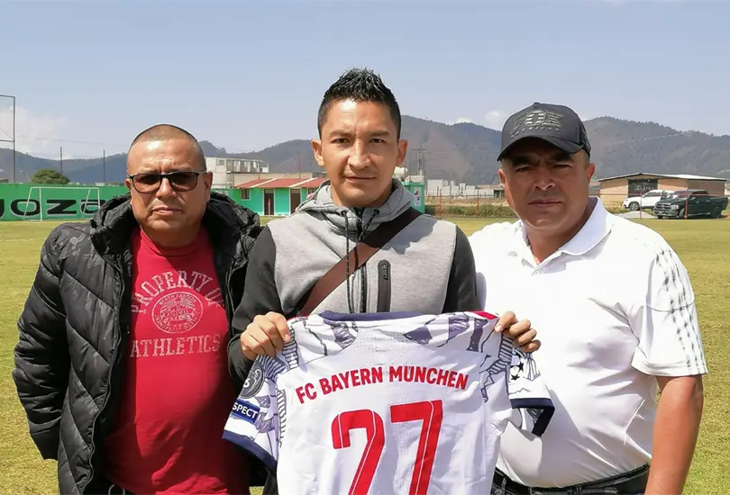 Villaluz en la presentaci&oacute;n con su nuevo equipo.
