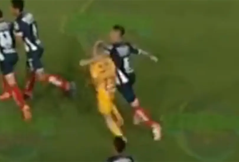 Video revela que Kranevitter agredi&oacute; fuertemente a Soteldo en el Cl&aacute;sico Regio