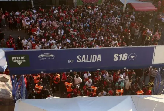 Algunos aficionados del Atlas fueron retirados del Estadio Jalisco para evitar que se desatara una riña como en Querétaro.