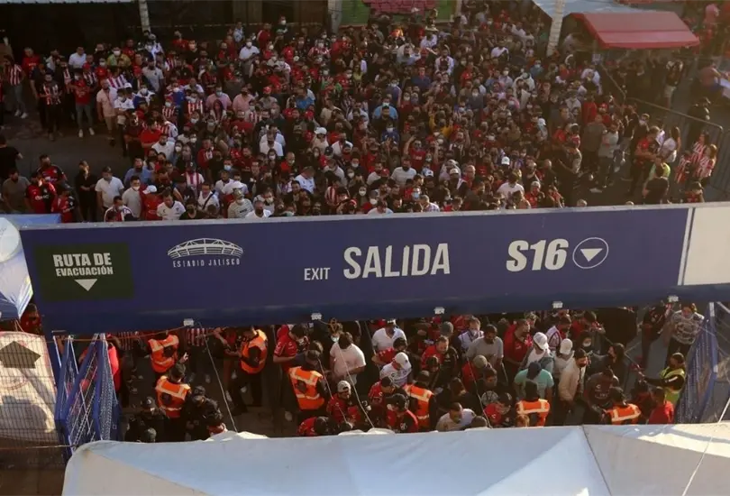 Algunos aficionados del Atlas fueron retirados del Estadio Jalisco para evitar que se desatara una ri&ntilde;a como en Quer&eacute;taro.